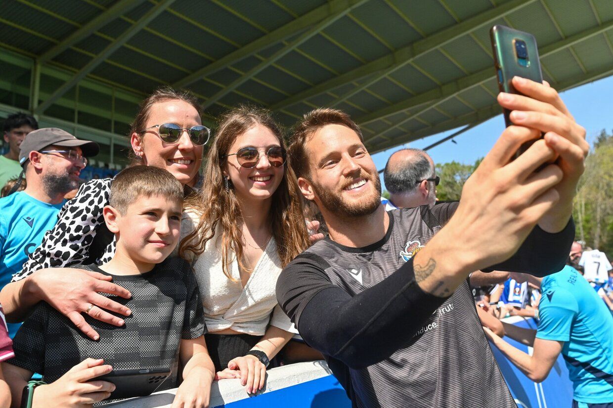 La Real se entrena junto a su afición en Zubieta.