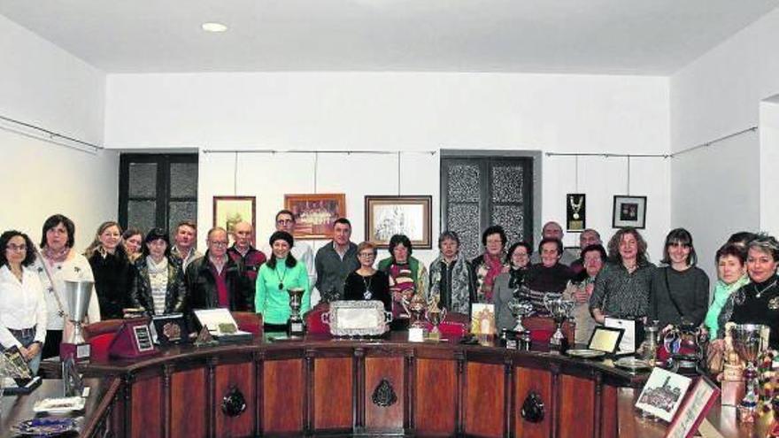 Algunos de los integrantes del Coro y la Rondalla con los trofeos conseguidos en estos 40 años.