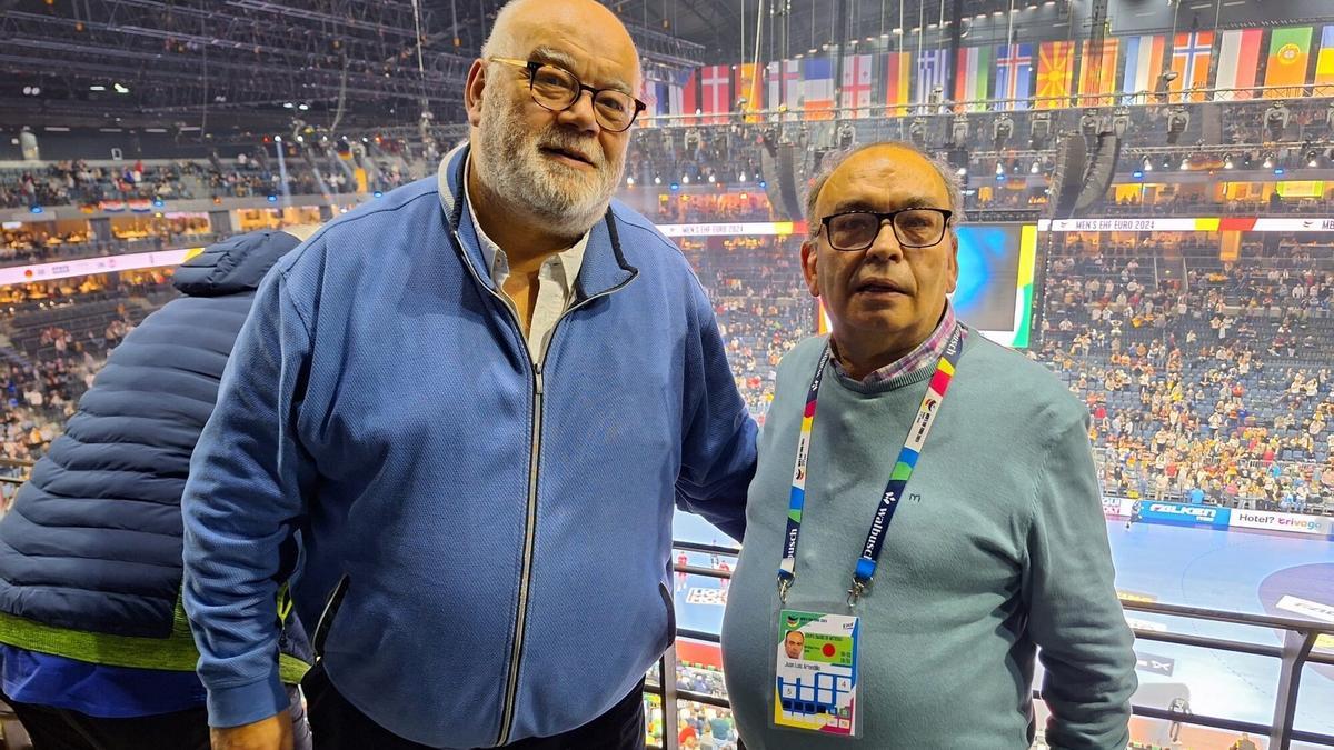 Pep Blanchart y Juan Luis Arnedillo, en el Lanxess Arena de Colonia durante el Europeo.
