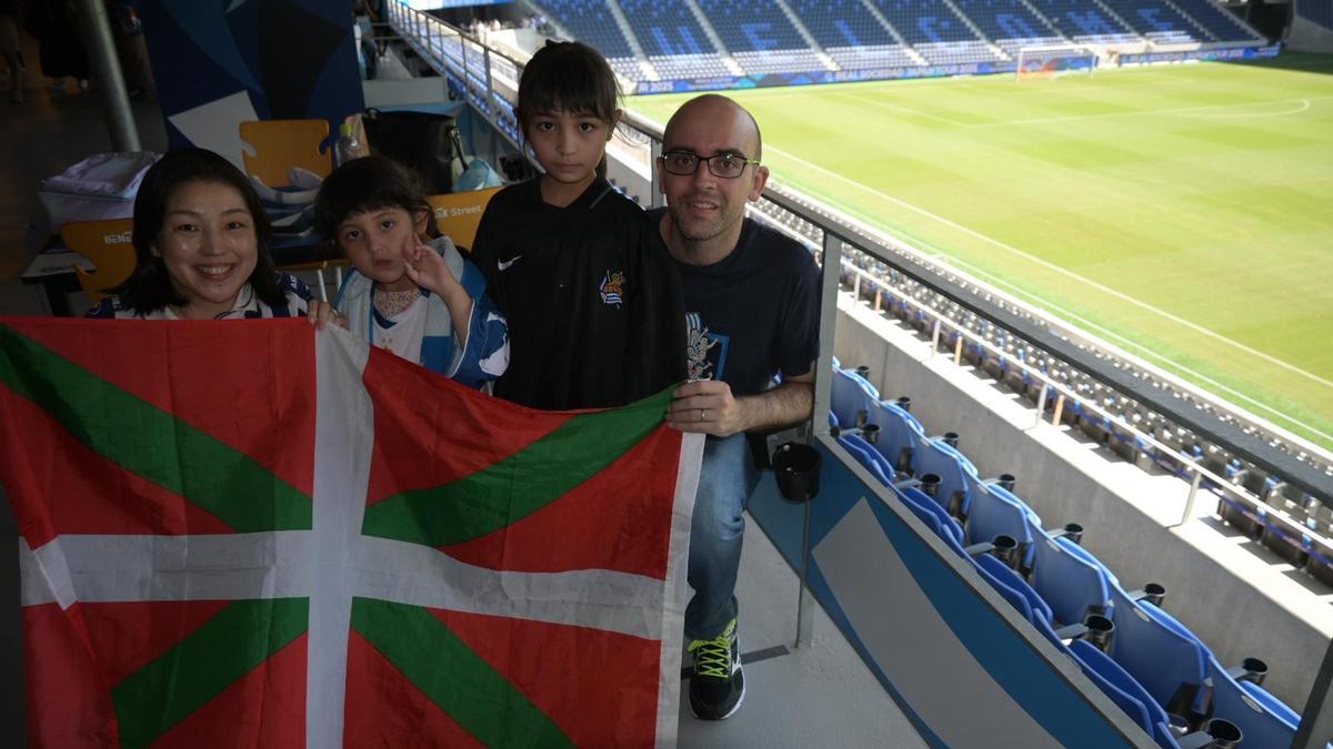 Patxi, junto a su familia en Japón