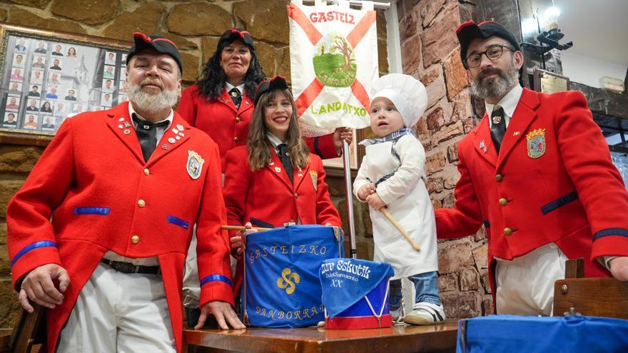 La tamborrada de los Montoya Armentia en Landatxo