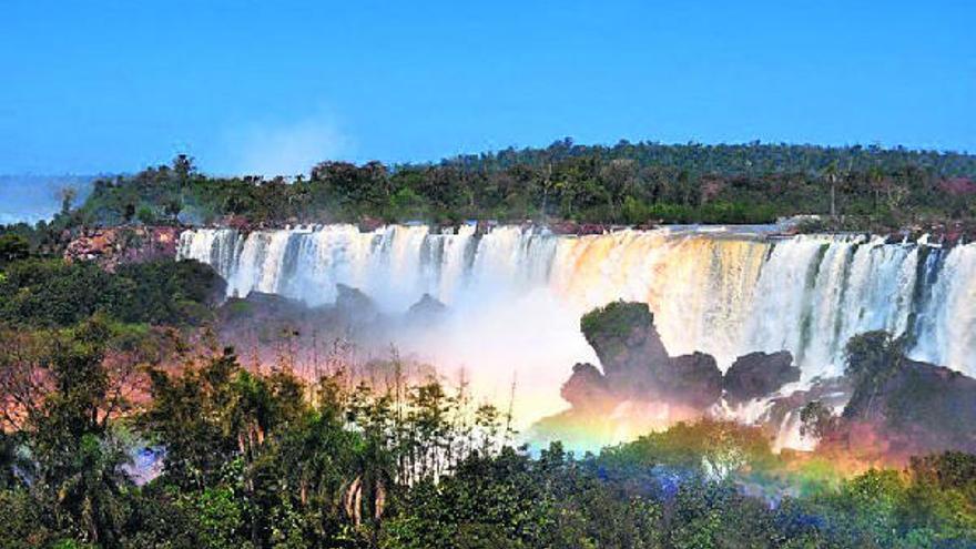 Cataratas de Iguazú,  declaradas por la UNESCO Patrimonio Natural de la Humanidad.