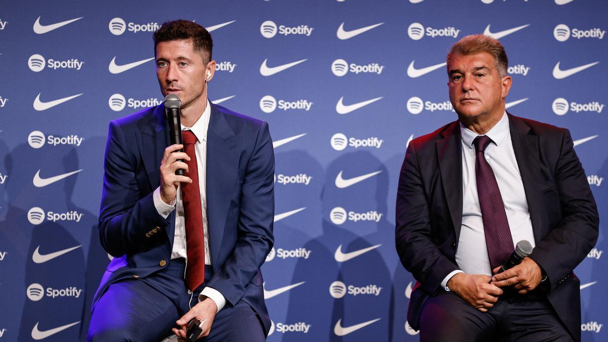 Lewandowski, junto a Joan Laporta durante su presentación como jugador del Barcelona.