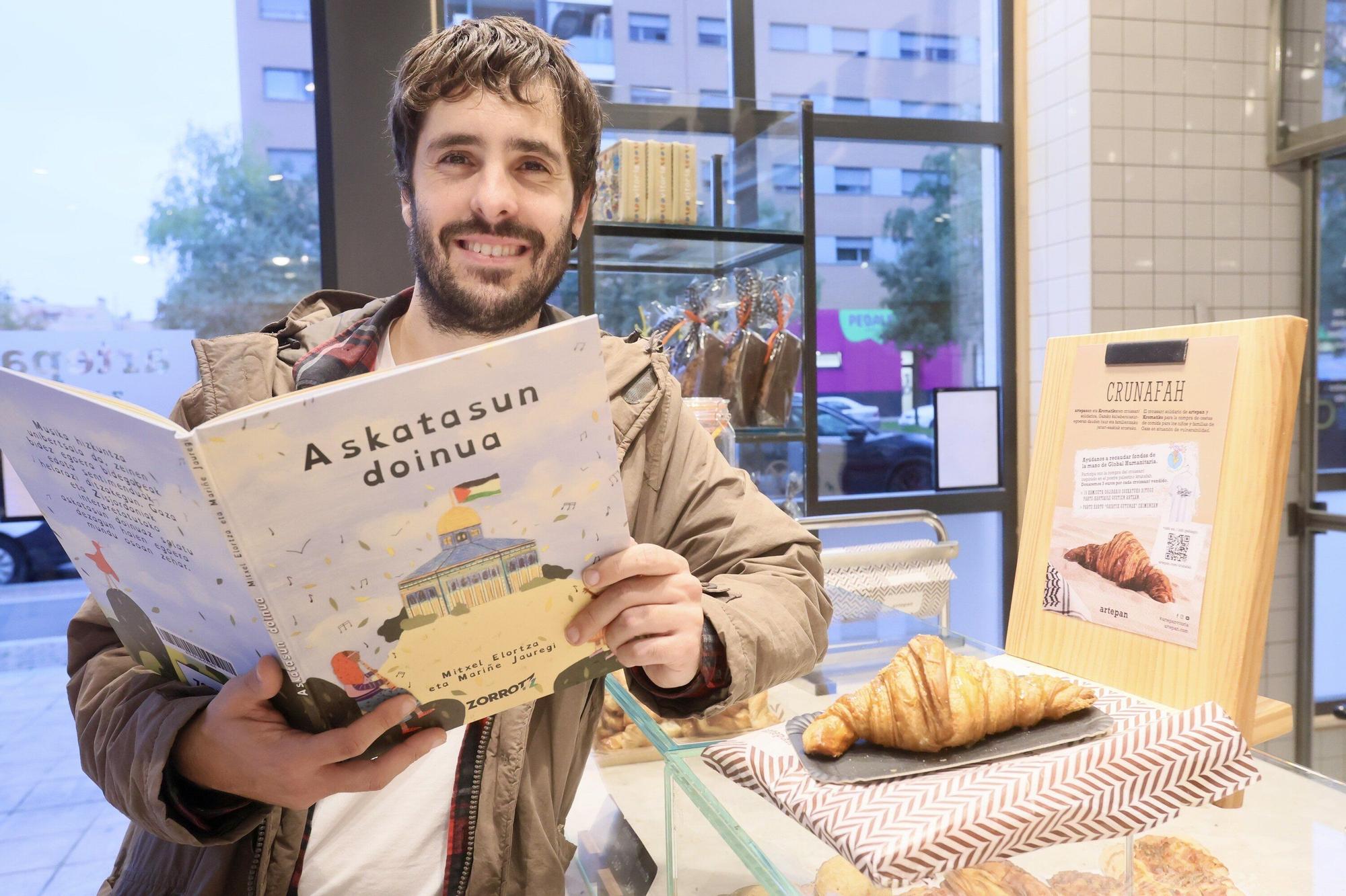 El escritor gasteiztarra Mitxel Elortza ha encontrado en la música, la ilustración y la narrativa un puente hacia la solidaridad.