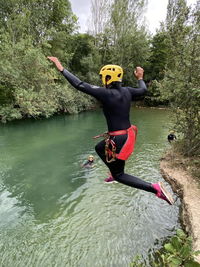 &#039;River walking&#039; por parte de Mugitu Aventura a través del río Urederra.