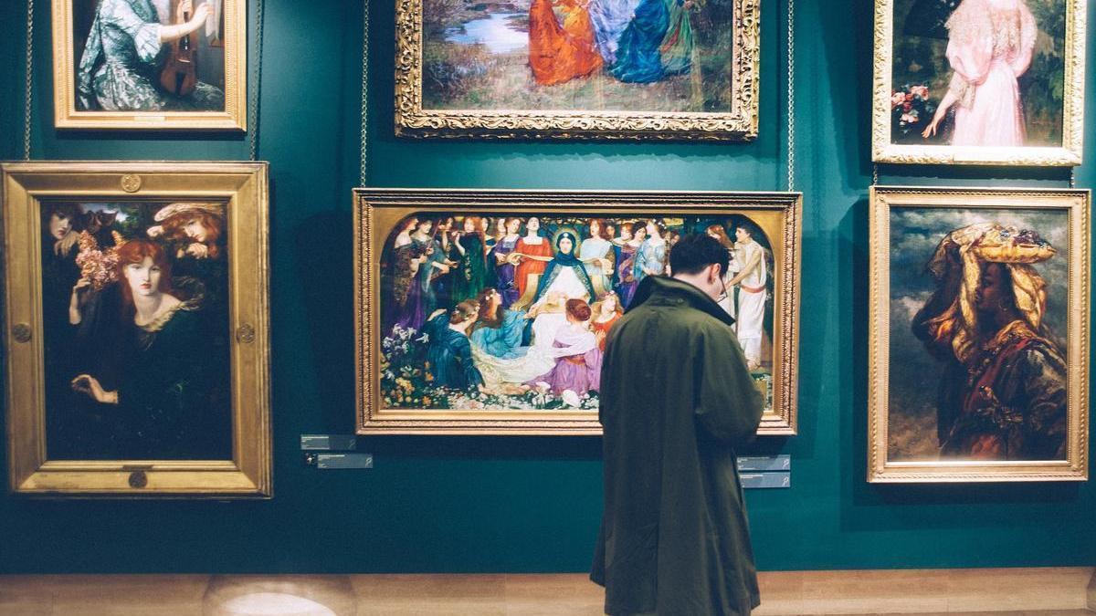 Un hombre de espaldas en un museo