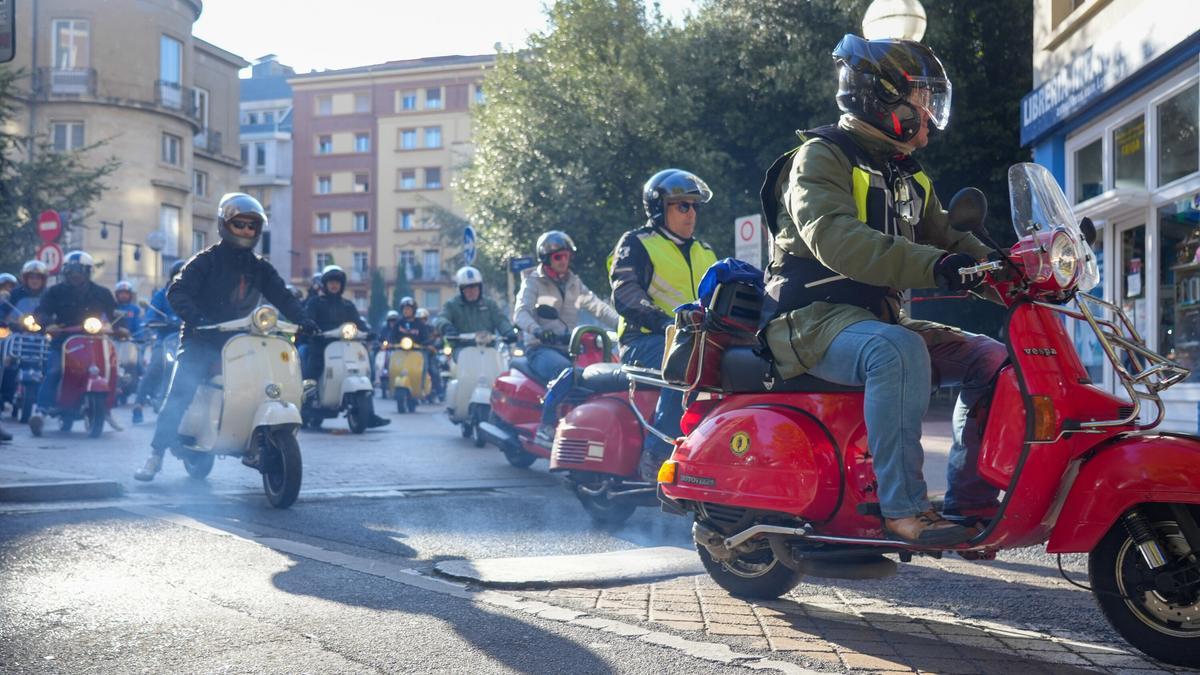 En imágenes: Las Vespas y Lambrettas rugen en Vitoria