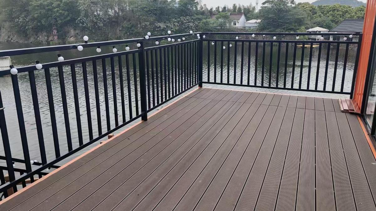 El exterior de la casa prefabricada de Amazon