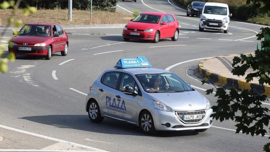 Un coche de autoescuela circula por Pamplona.