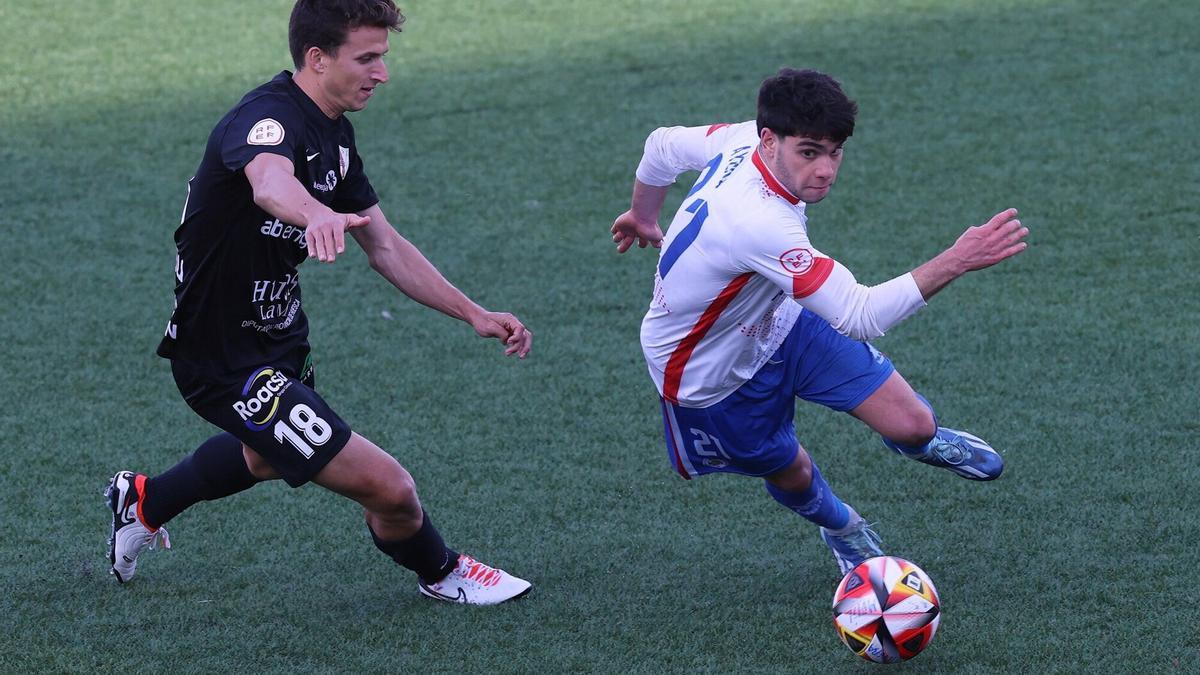 Un lance del partido entre Mutilvera y Barbastro.