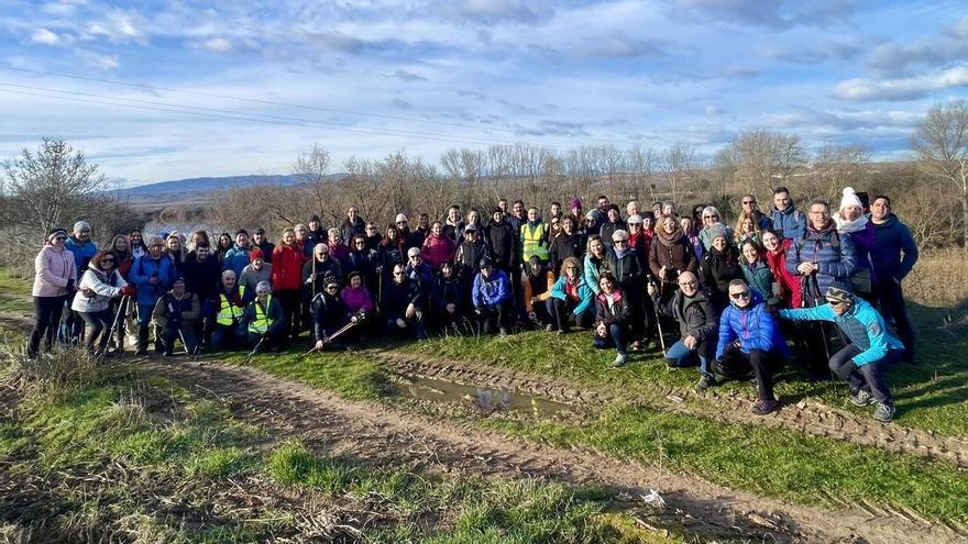 Más de 80 personas participan en la primera salida senderista del año en Lodosa