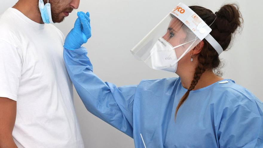 La semana comienza con nuevo ascenso de casos y tres ingresos hospitalarios