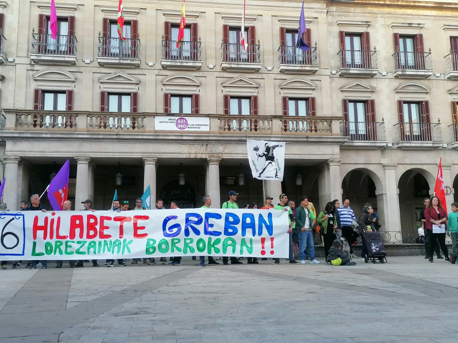 En imágenes: Los jardineros de Vitoria cumplen seis meses de huelga con una manifestación