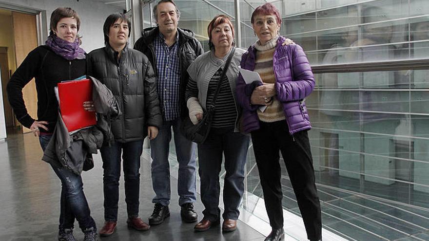 De izquierda a derecha, Tamara Beasáin (asamblea por el derecho al aborto), Montse Velasco (educadora), Pablo Sánchez-Valverde (ginecólogo), Yolanda Pérez (educadora) y Begoña Zabala (asamblea).