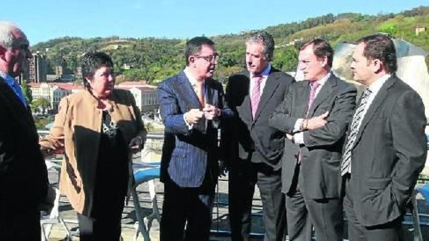 El presidente de Euskaltel, Alberto García Erauzkin, con la presidenta del Club Financiero de Bilbao, Ana Armesto, y otros miembros de la directiva.