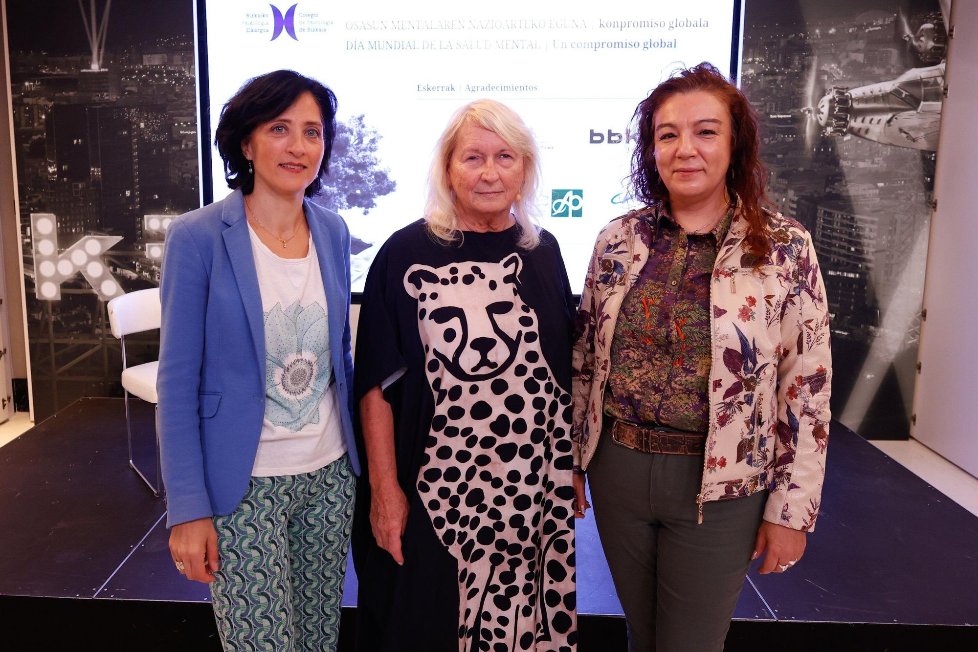 María José Díaz, del COFBI; Amaia Goikoetxea, moderadora, y Lidia Chacón, psicóloga.