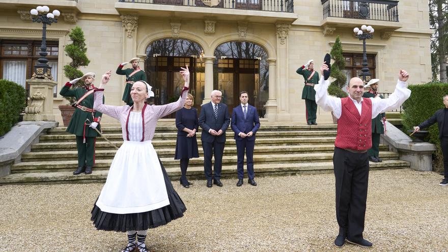 El presidente alemán se dirige a Gernika tras ser recibido por el lehendakari en Ajuria Enea