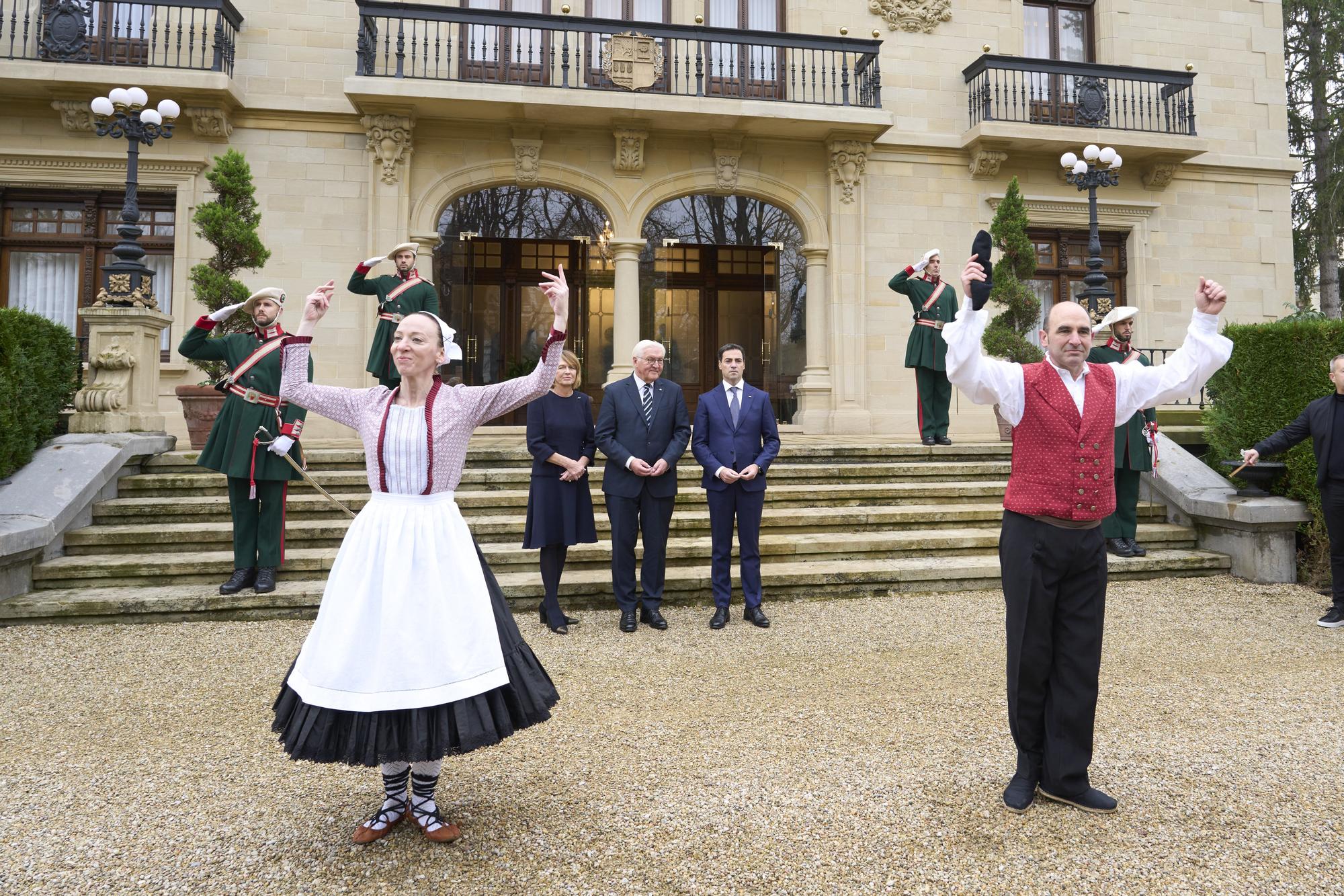 Pradales recibe en Ajuria Enea a Steinmeier antes de acudir a Gernika para pedir perdón a las víctimas