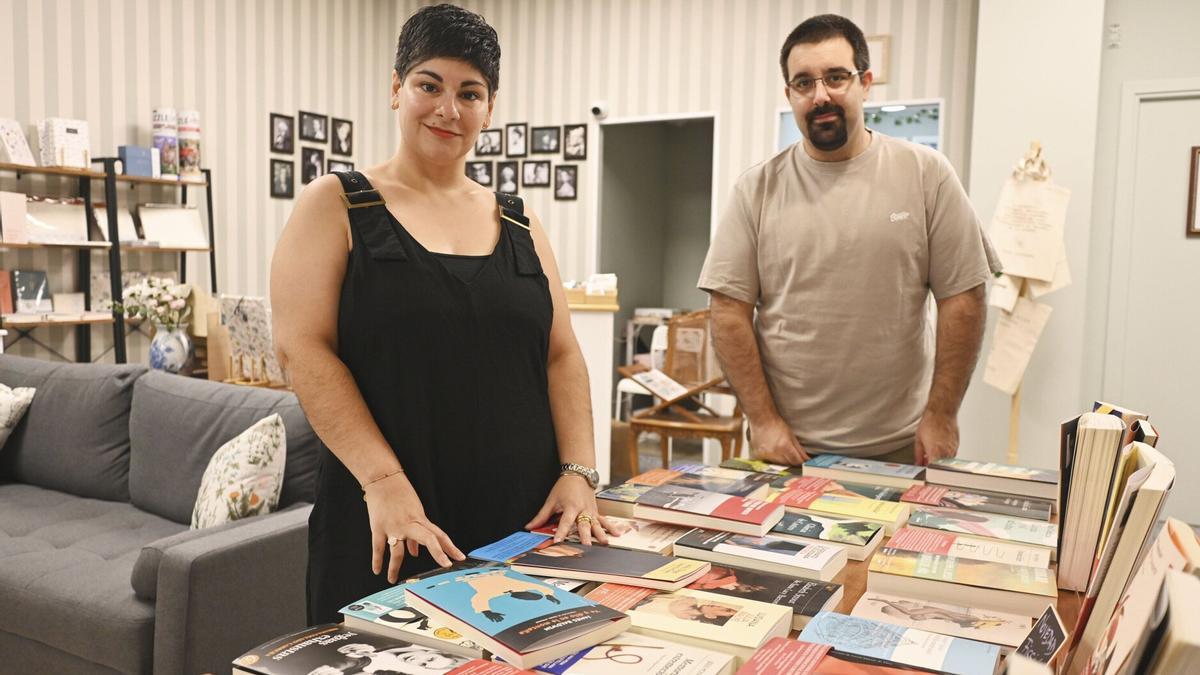 Paula Mannino y Nahuel Peillat, libreros de Errabundia, el nuevo rincón de la literatura de Gros.