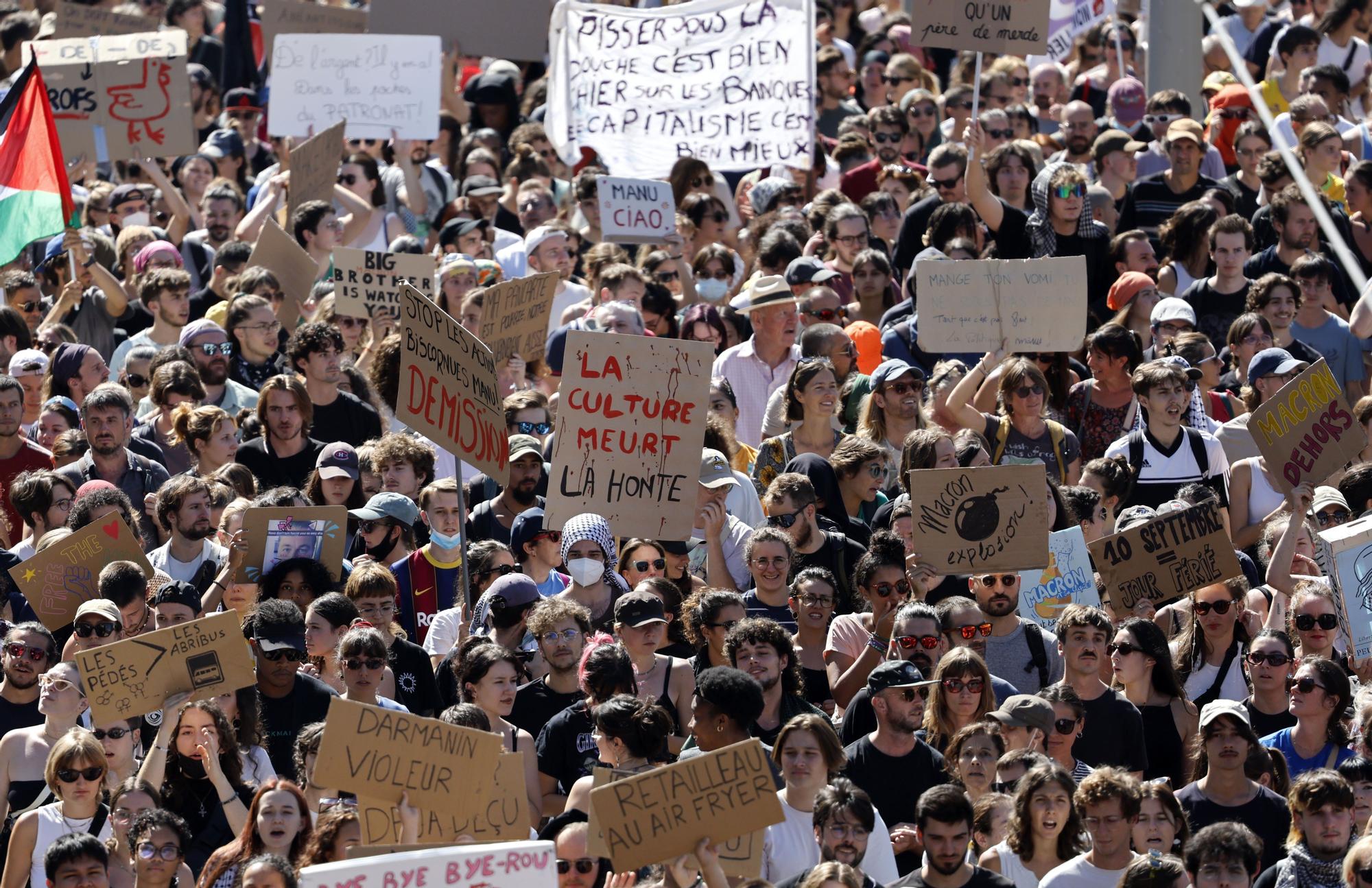 Casi 300 detenidos en una jornada de movilizaciones y bloqueos en Francia