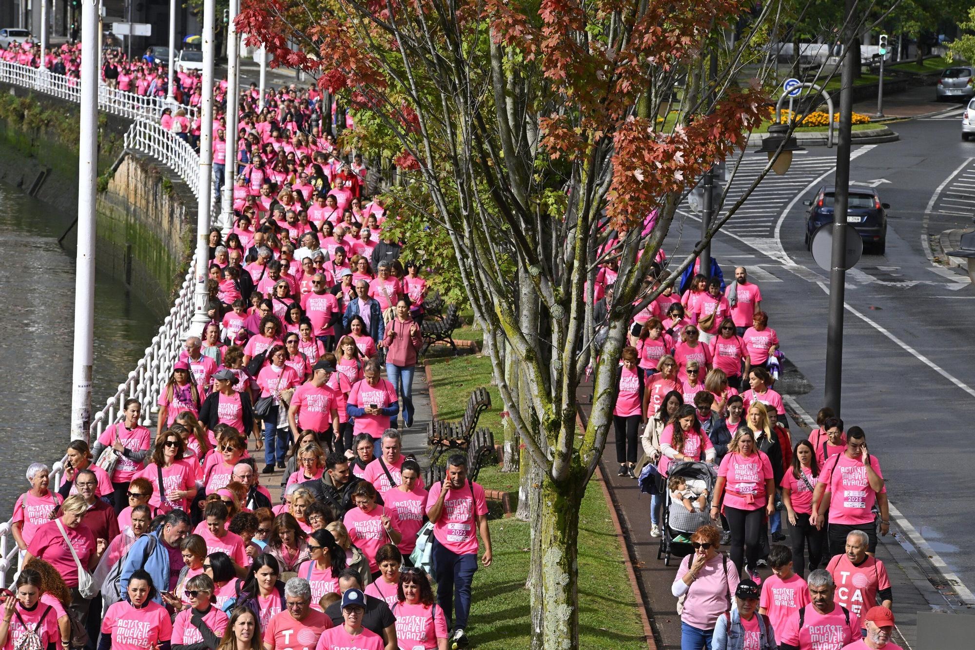 En imágenes: los paraguas tiñen la marea rosa de Bilbao