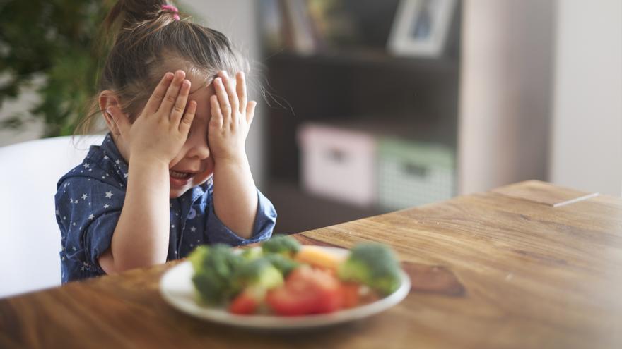 ¿Hay que obligar a los niños a comer? Esto aconseja el pediatra Carlos González