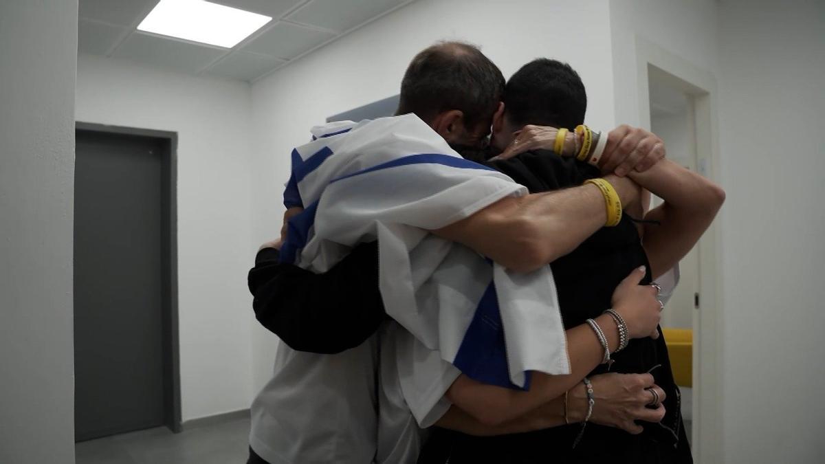 En imágenes | Los familiares de los rehenes israelíes celebran su liberación