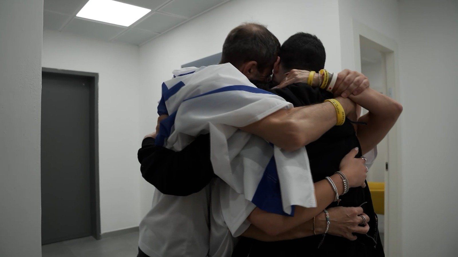 En imágenes | Los familiares de los rehenes israelíes celebran su liberación