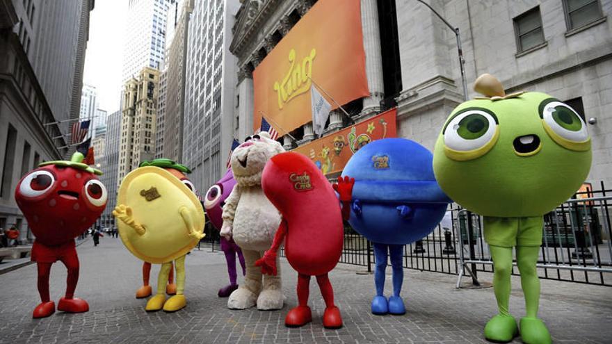 Personas disfrazadas de los personajes del popular videojuego &quot;Candy Crush Saga&quot; posan en Wall Street con motivo de la salida a bolsa de King Digital Entertainment, la empresa responsable de su desarollo, en Nueva York.