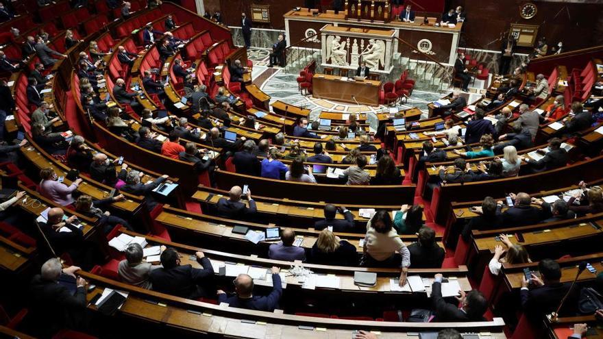 Francia impone la vacuna para la vida social y los viajes