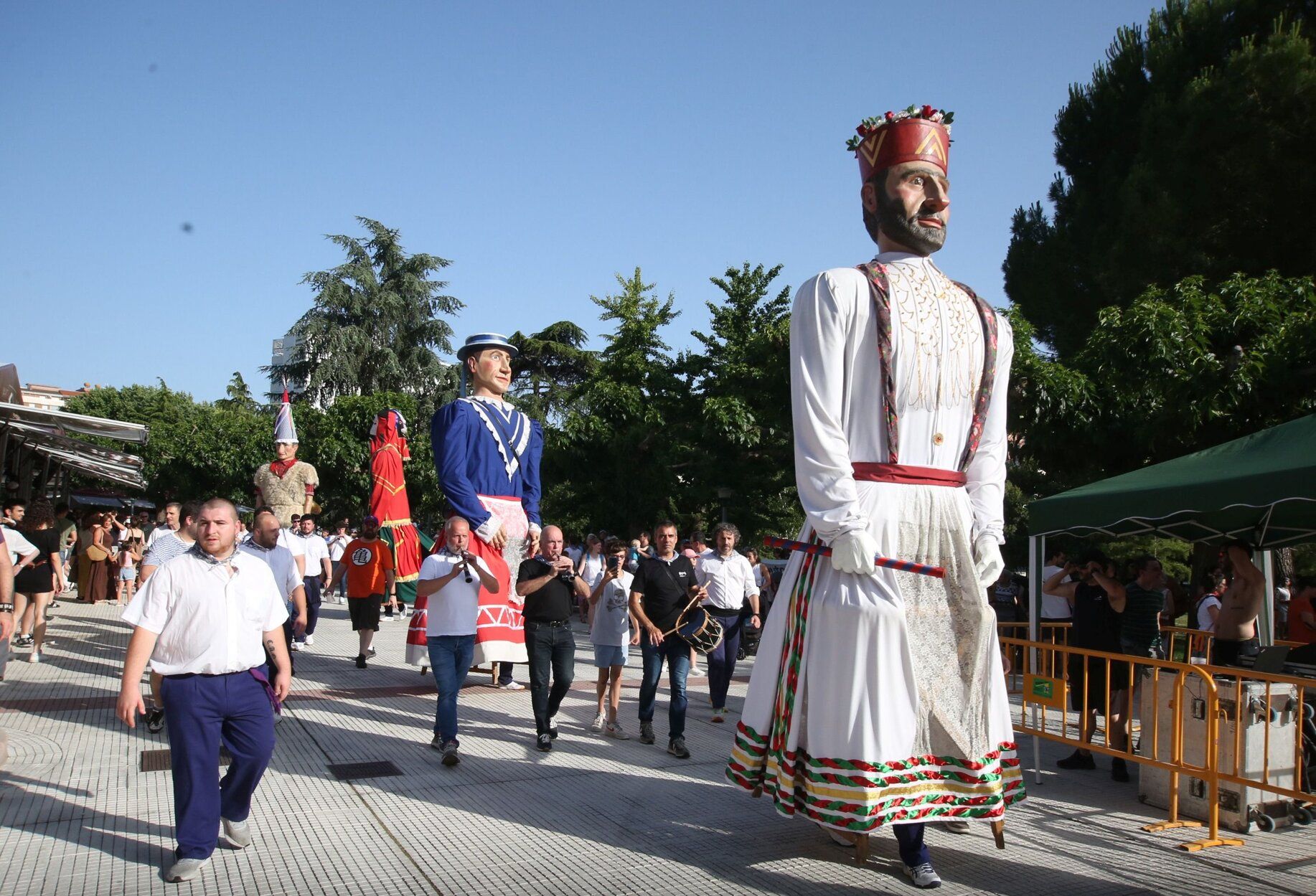 El chupinazo de fiestas del barrio de San Juan, en imágenes