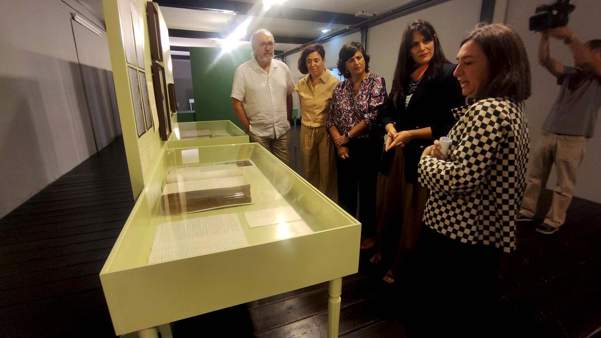 María Jesús Pacho explica detalles de la muestra.