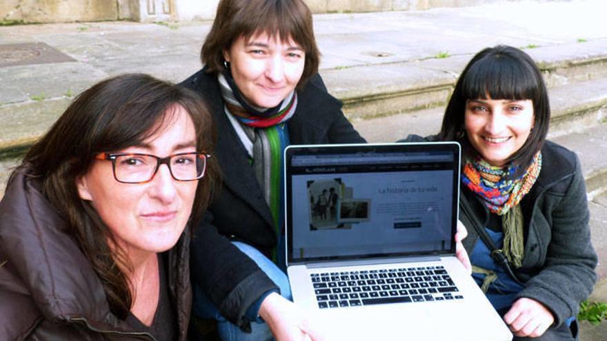 Inma Roiz y las hermanas Laura y Marta Zaldibar muestran la web www.novelame.com.Foto: E. Castresana