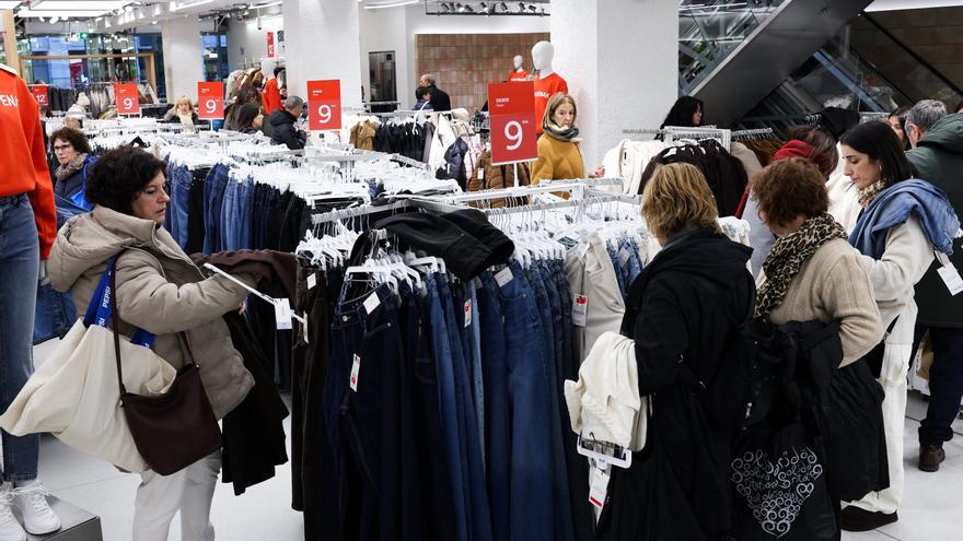 Ni el frío ni el mal tiempo consiguen frenar la carrera por las rebajas en Bilbao