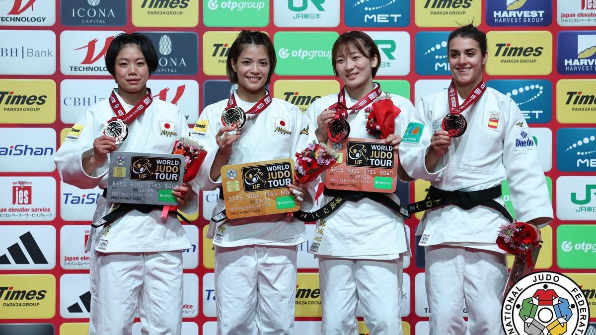 Ariane Toro, a la derecha, con su medalla de bronce junto a las otras medallistas.