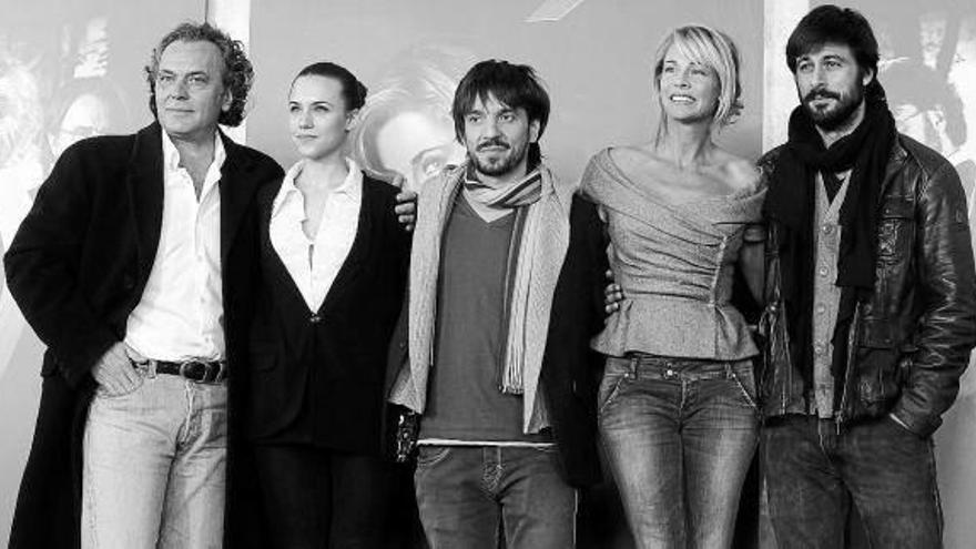 El director Oriol Paulo, en el centro, junto a los actores de &#039;El cuerpo&#039;, su primer largometraje.