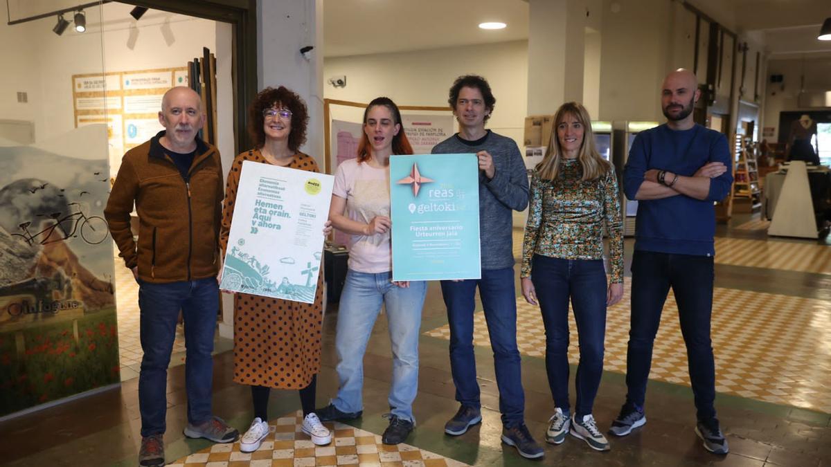 (I-d) Carlos Rey, Katrin Guinea, June San Millán, Javier Liras, Edurne Arcelus y Lander Martínez, en Geltoki.