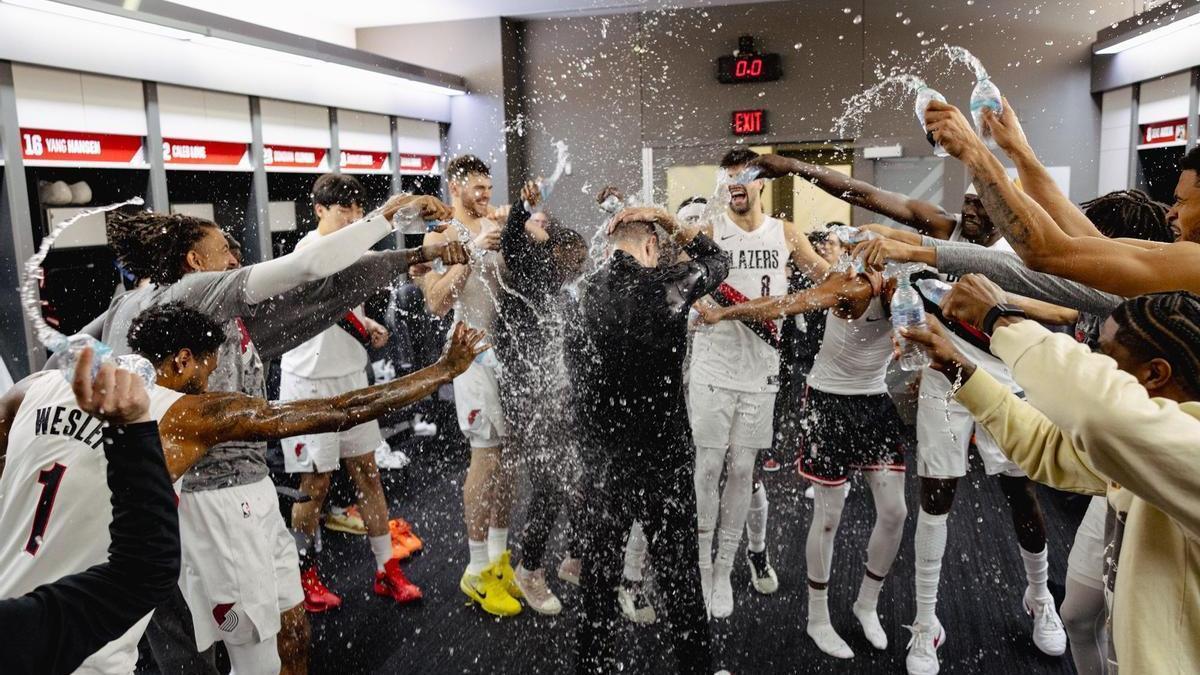 Los jugadores de los Portland Trail Blazers bañan a Tiago Splitter tras la victoria conseguida en su debut como entrenador en la NBA.