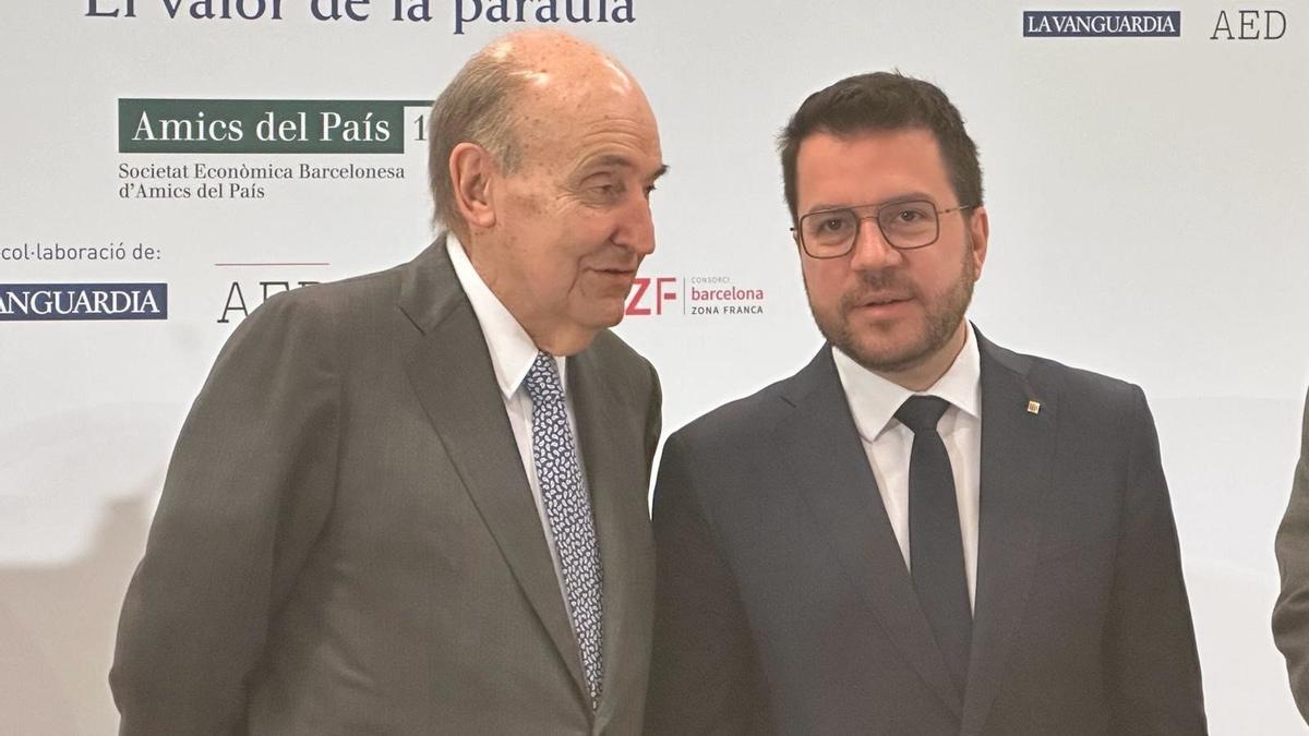 El presidente de la Generalitat, Pere Aragonès, con el mítico dirigente Miquel Roca