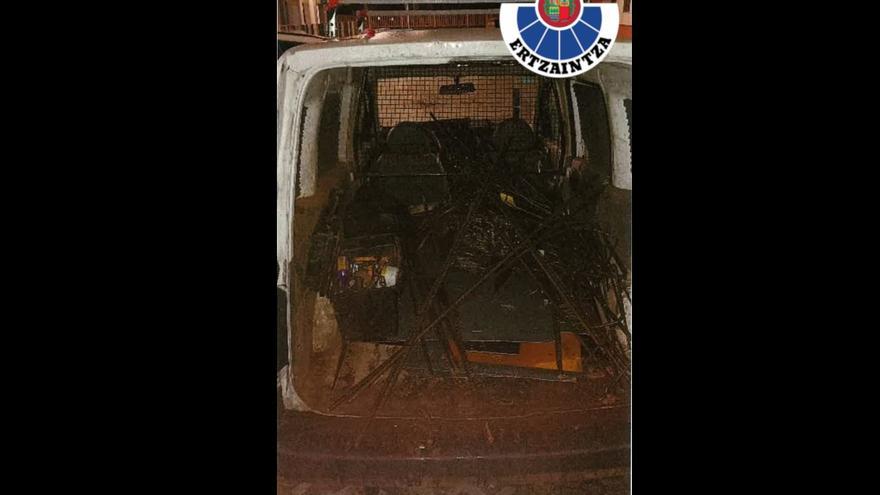 Tres detenidos en Ortuella tras ser sorprendidos cargando material de una obra en una furgoneta
