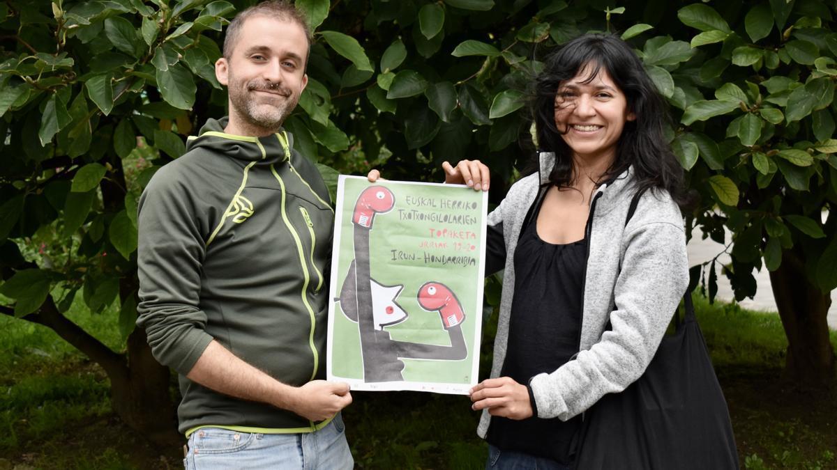 Ruben Mejuto y Zoa Tamara Cuellar, de Ostomila Txotxongilo taldea, con el cartel de la primera edición del festival.