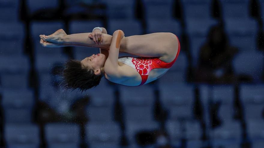 La china Hongchan Quan gana la medalla de oro durante la final de plataforma 10m femenina de saltos.