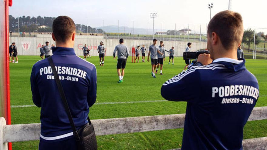 Dos técnicos del Podbeskidzie polaco graban, el pasado 26 de octubre, un entrenamiento del primer equipo del Athletic en Lezama.Foto: Juan Lazkano