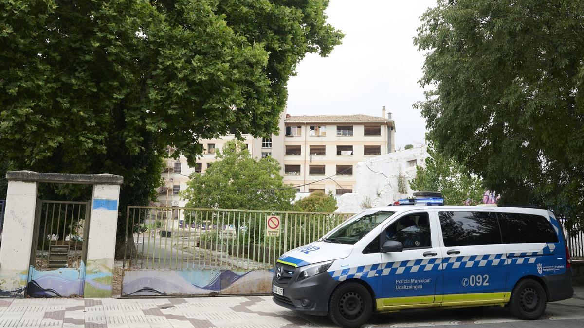 Una patrulla de Policía Municipal, frente al edificio de la antigua Ikastola Jaso, que lleva varios meses ocupado.