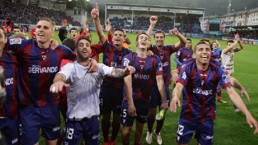 Los jugadores del Eibar celebran el ascenso tras ganar al Alavés.