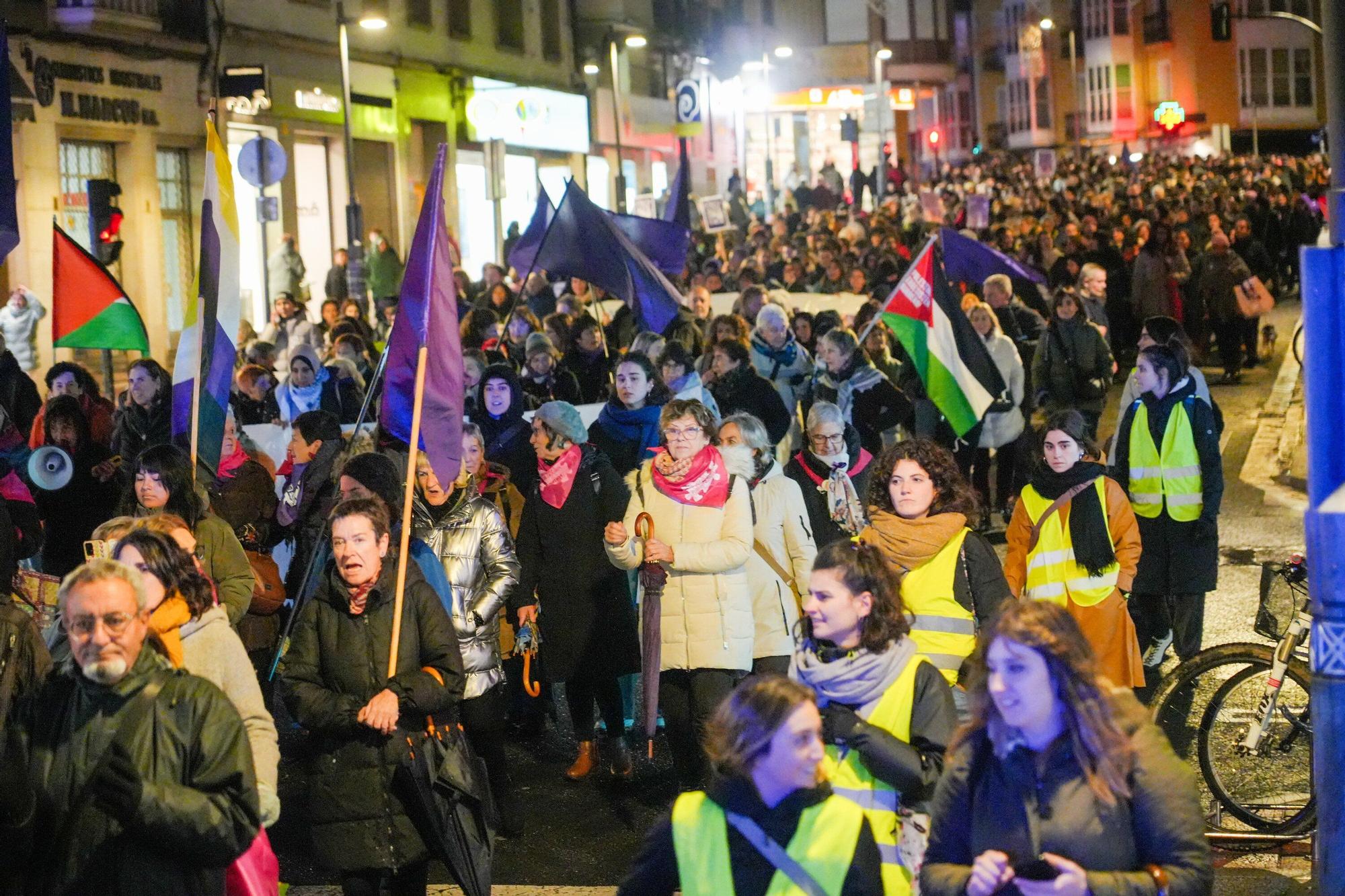 En imágenes: El Movimiento Feminista de Euskal Herria marcha por Vitoria el 25N