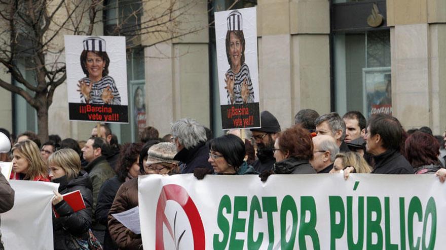 Funcionarios y trabajadores de empresas públicas, concentrados frente al Palacio foral.
