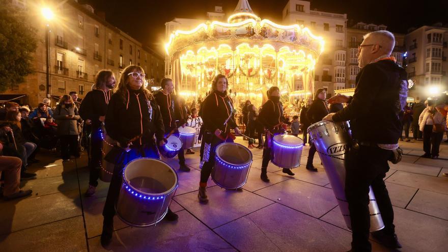 En imágenes: Encendido de 365 velas en la plaza de la Virgen Blanca para reivindicar el euskera