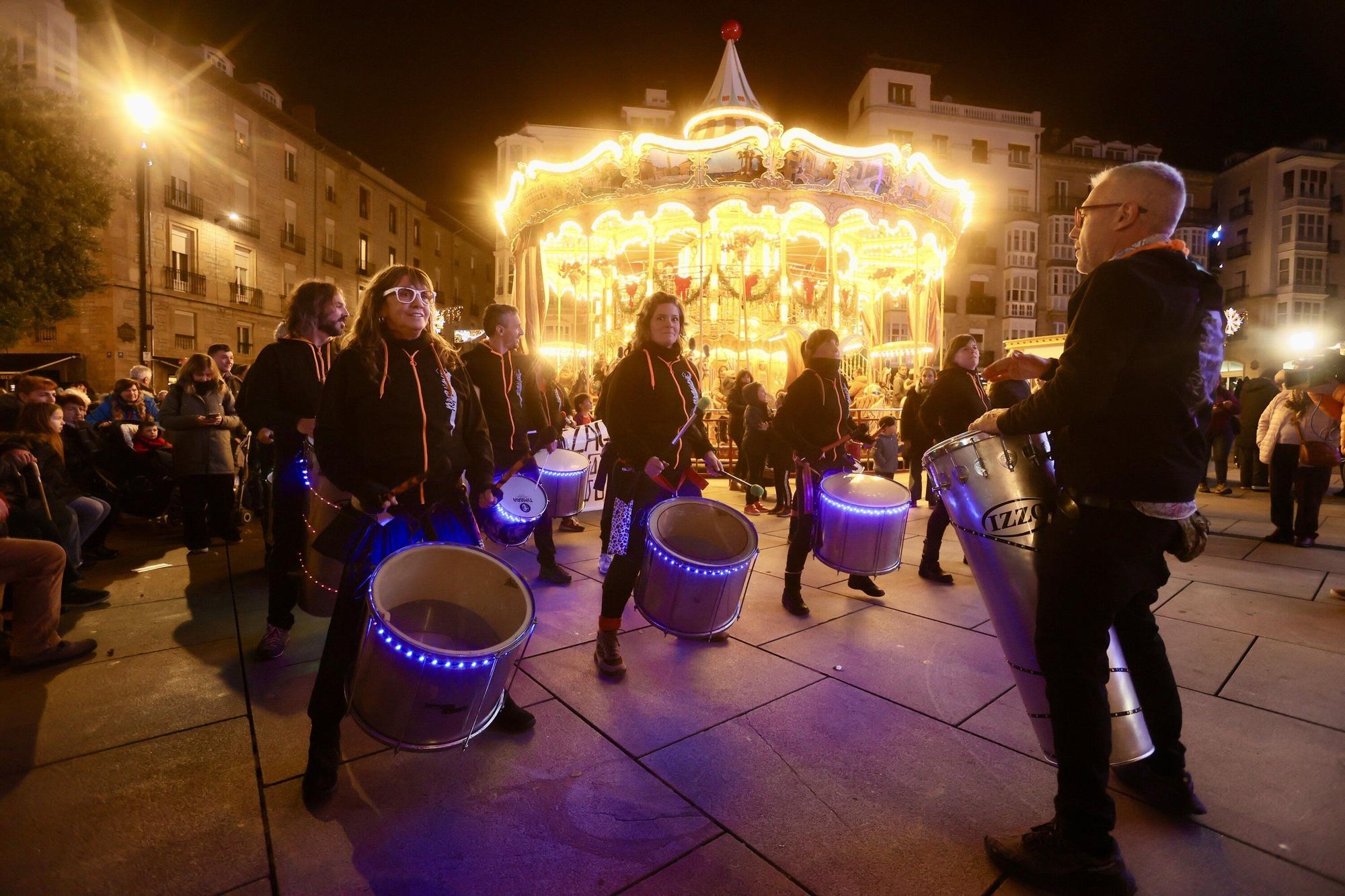 En imágenes: Encendido de 365 velas en la plaza de la Virgen Blanca para reivindicar el euskera