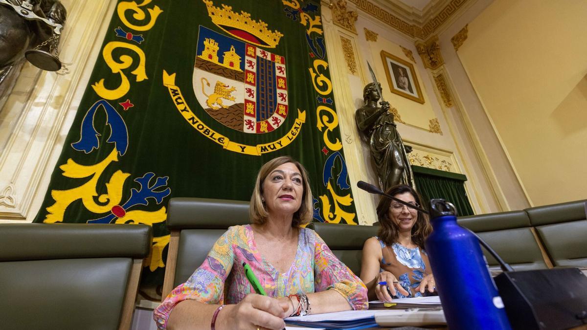 La alcaldesa de Jumilla, Seve González (PP), durante el pleno del pasado viernes.